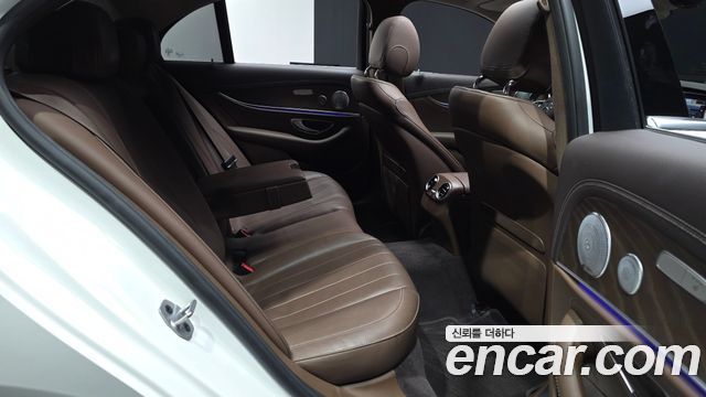 Mercedes-Benz E-Class 2019 — photo 18