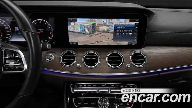 Mercedes-Benz E-Class 2019 — photo 20
