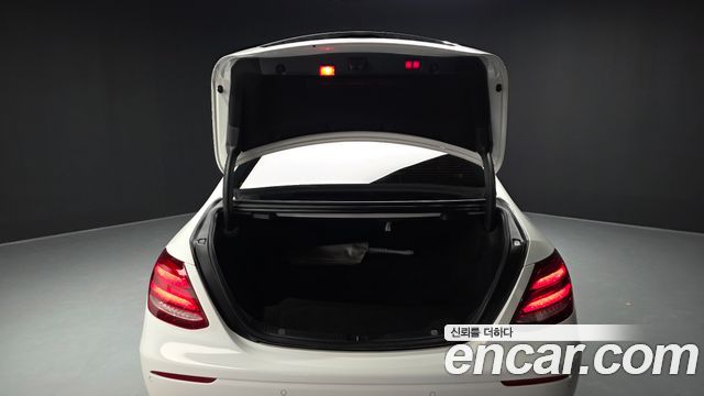 Mercedes-Benz E-Class 2019 — photo 26