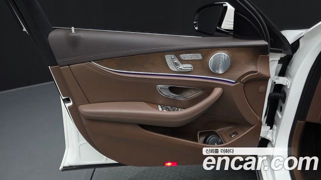 Mercedes-Benz E-Class 2019 — photo 14