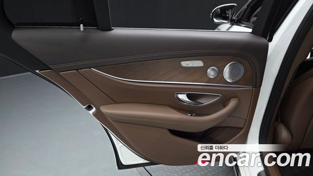Mercedes-Benz E-Class 2019 — photo 15