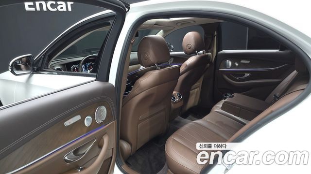 Mercedes-Benz E-Class 2019 — photo 16