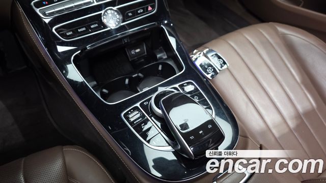 Mercedes-Benz E-Class 2019 — photo 28