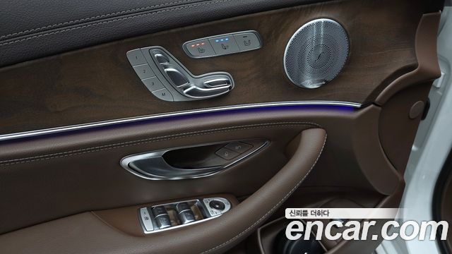 Mercedes-Benz E-Class 2019 — photo 30