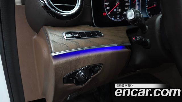 Mercedes-Benz E-Class 2019 — photo 31