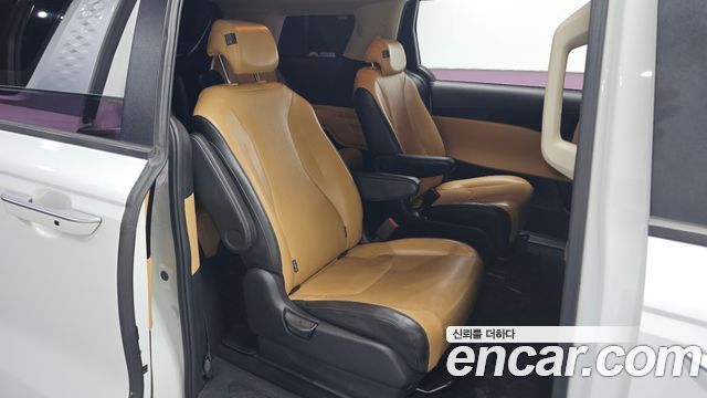 Kia Canival 2021 — photo 16