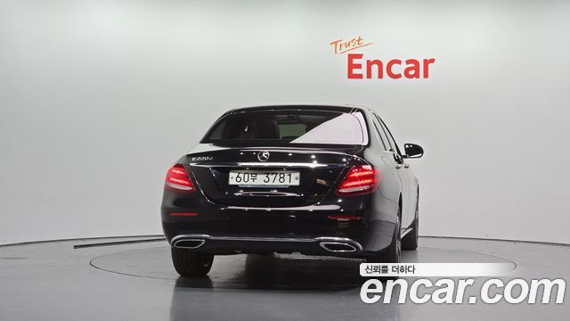 Mercedes-Benz E-Class 2018 — photo 4