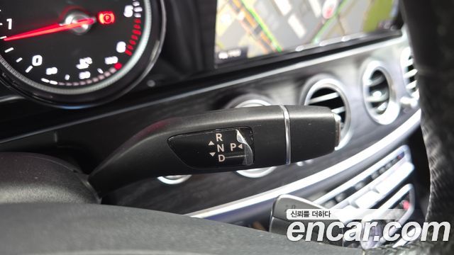 Mercedes-Benz E-Class 2018 — photo 12