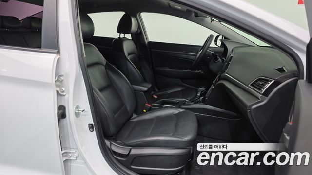 Hyundai AVANTE 2017 — photo 11
