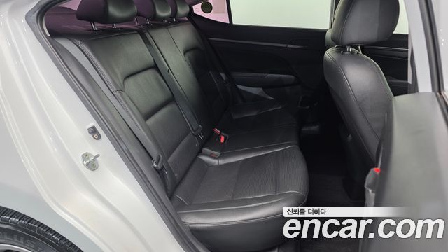Hyundai AVANTE 2017 — photo 12