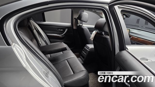 BMW 3-Series 2011 — photo 11