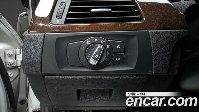 BMW 3-Series 2011 — photo 16