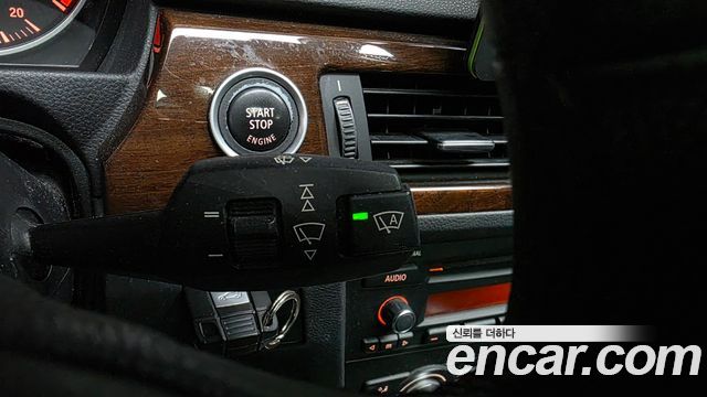 BMW 3-Series 2011 — photo 17