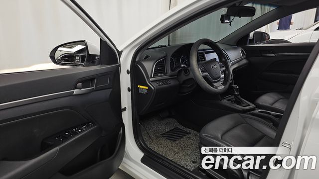Hyundai AVANTE 2016 — photo 13