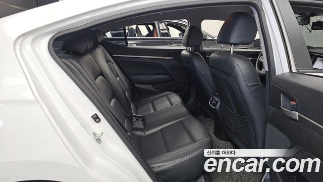 Hyundai AVANTE 2016 — photo 18