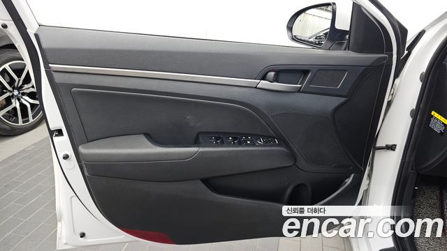 Hyundai AVANTE 2016 — photo 14