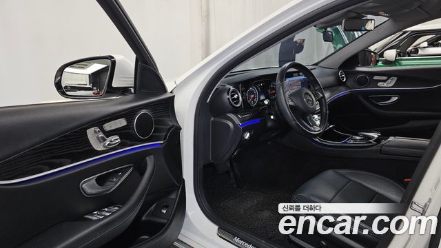 Mercedes-Benz E-Class 2017 — photo 10