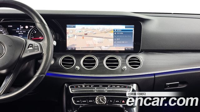 Mercedes-Benz E-Class 2017 — photo 14