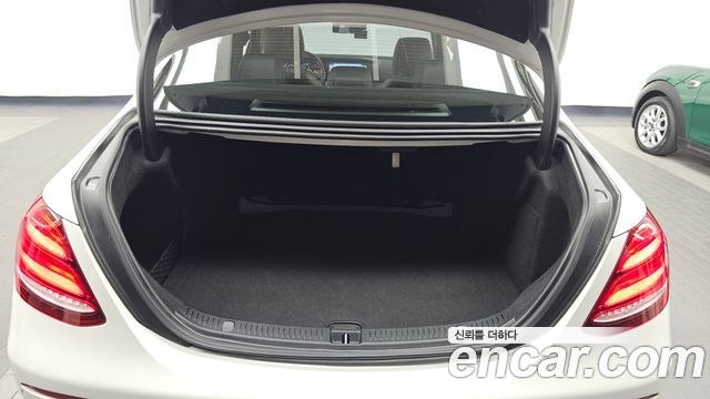 Mercedes-Benz E-Class 2017 — photo 20