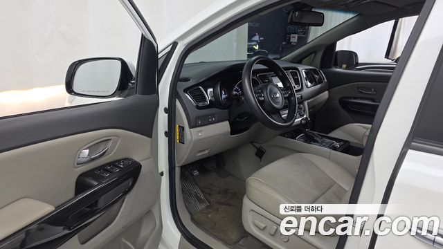 Kia Canival 2015 — photo 10