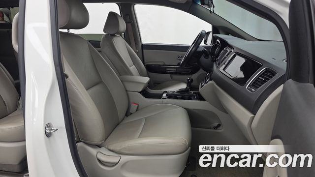 Kia Canival 2015 — photo 11