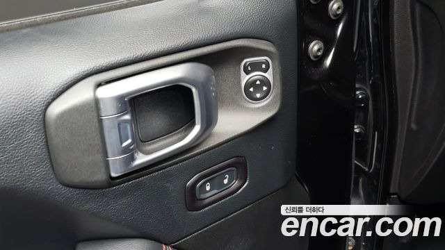 Jeep Wrangler 2018 — photo 28