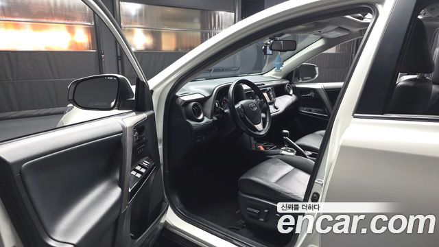 Toyota RAV4 2018 — photo 13