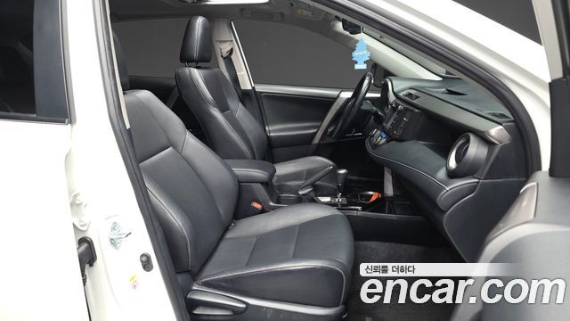 Toyota RAV4 2018 — photo 17