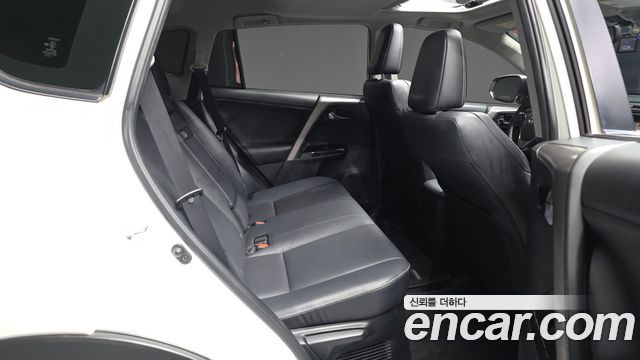 Toyota RAV4 2018 — photo 18