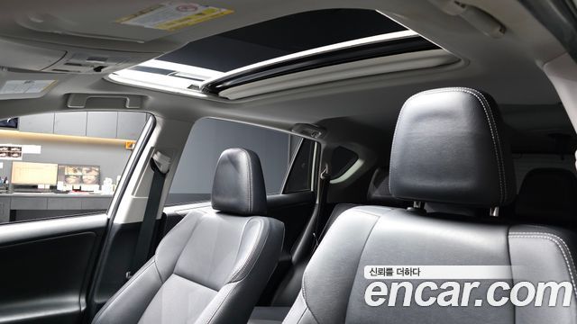Toyota RAV4 2018 — photo 25