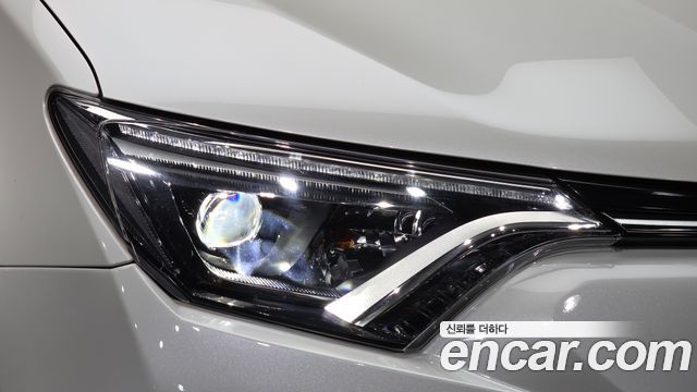 Toyota RAV4 2018 — photo 8