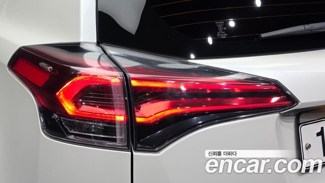 Toyota RAV4 2018 — photo 9