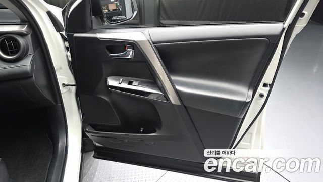 Toyota RAV4 2018 — photo 14