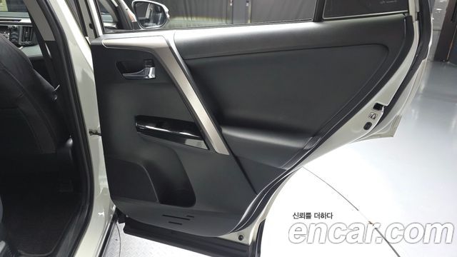 Toyota RAV4 2018 — photo 15