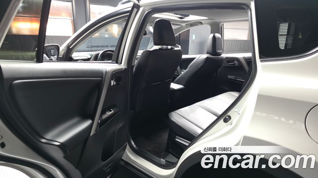 Toyota RAV4 2018 — photo 16