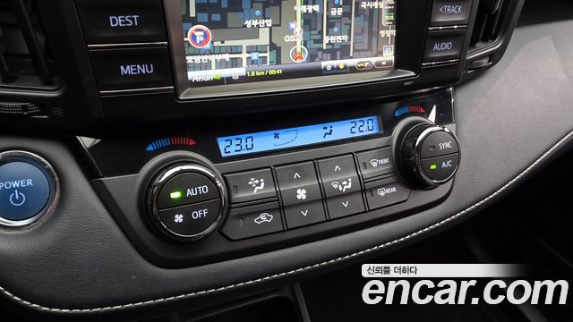 Toyota RAV4 2018 — photo 31