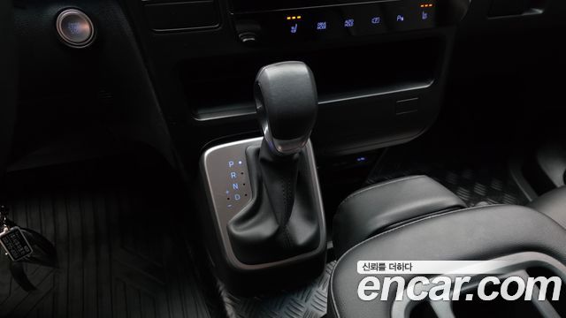 Hyundai Staria 2025 — photo 12