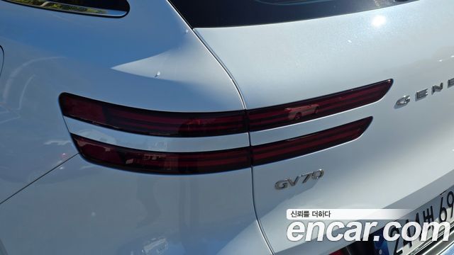 Genesis GV70 2023 — photo 9