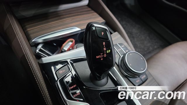 BMW 5-Series 2019 — photo 12