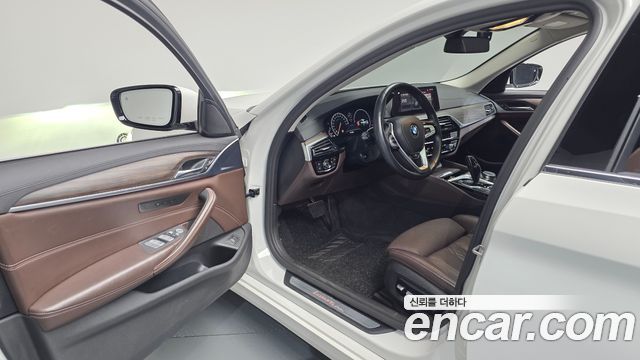 BMW 5-Series 2019 — photo 13