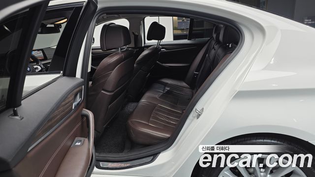 BMW 5-Series 2019 — photo 17