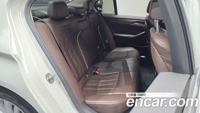 BMW 5-Series 2019 — photo 18