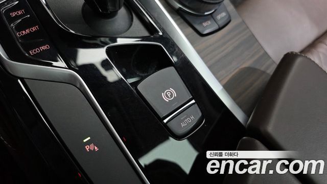BMW 5-Series 2019 — photo 23