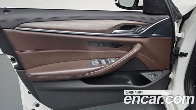 BMW 5-Series 2019 — photo 14
