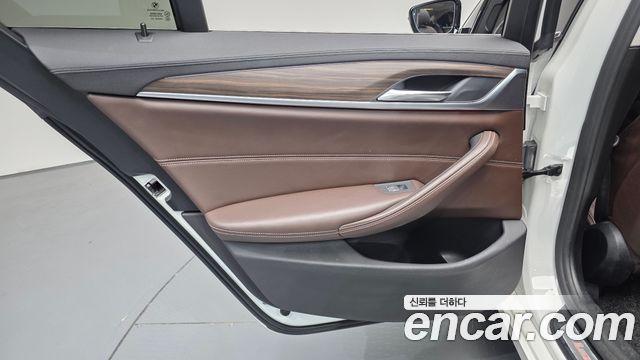 BMW 5-Series 2019 — photo 15