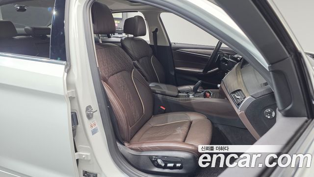 BMW 5-Series 2019 — photo 16