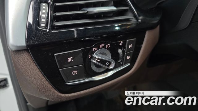 BMW 5-Series 2019 — photo 27