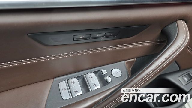 BMW 5-Series 2019 — photo 29