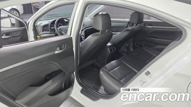 Hyundai AVANTE 2016 — photo 11