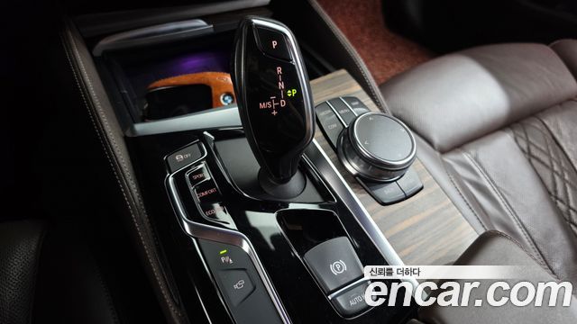 BMW 5-Series 2018 — photo 9
